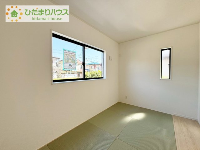 【和室】 | つくば市森の里第7　新築戸建 | リビング横には、お子様の遊び場にもなる和室が隣接。小さなお子さまにはフローリングよりもやわらかい畳の方が安心です♪