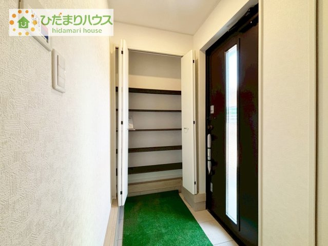 【玄関】 | つくば市森の里第7　新築戸建 | スニーカーマニアも納得の天井まであるシューズボックス!(^^)!