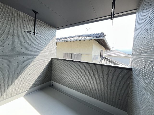 【バルコニー】 | 春日市白水ヶ丘2丁目5期　1号棟（全2棟）【仲介手数料無料・0円】 | 施工例。施工例は完成時と異なる場合があります。