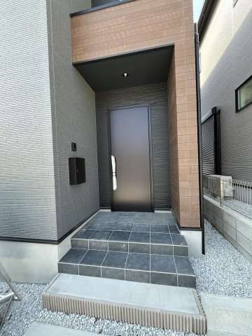 【玄関】 | 春日市白水ヶ丘2丁目5期　1号棟（全2棟）【仲介手数料無料・0円】 | 施工例。施工例は完成時と異なる場合があります。