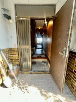 【眺望良好☆】高知市重倉　中古一戸建ての玄関|ただいまを優しく迎える玄関。プライバシーに配慮した趣ある入り口です☆