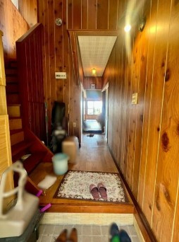 【眺望良好☆】高知市重倉　中古一戸建てのその他|木の温もりを感じる玄関ホール。奥行きのある廊下が、空間の広がりを演出します♪