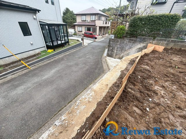 売地　茅ヶ崎市芹沢の前面道路含む現地写真