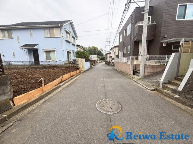 売地　茅ヶ崎市芹沢の前面道路含む現地写真
