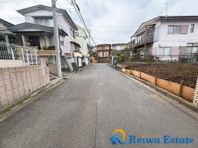 売地　茅ヶ崎市芹沢の前面道路含む現地写真