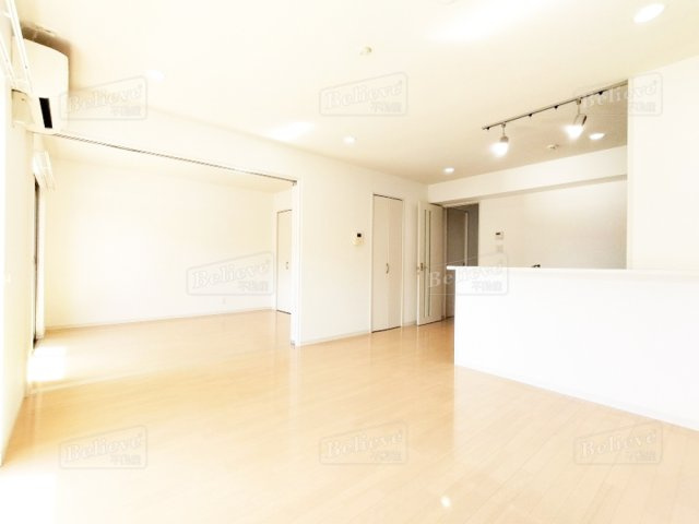 福福弐番館の居間・リビング|明るい室内です☆