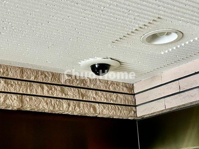 ナイスアーバン北綾瀬第二の防犯設備|【防犯カメラ】何かあった時の大事な証拠になることももちろんなりますが、防犯というくらいですので大事なのは防犯カメラがあることによって抑止力につながることですよね。