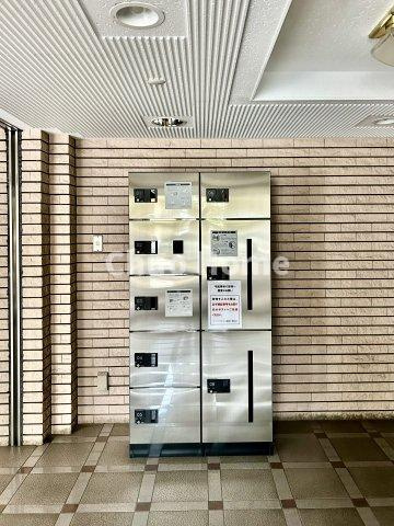 ナイスアーバン北綾瀬第二の設備|【宅配ボックス】在宅時・不在時に関わらず、居住者の代わりに非対面で宅配物を受け取ってくれる便利な設備です。わかりやすくご説明致しますので見学時にはお部屋だけではなく共用部分もぜひチェックしてください。