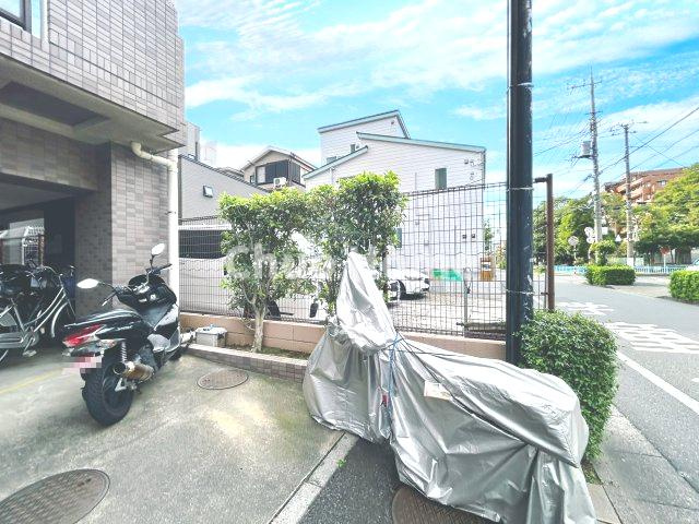 ナイスアーバン北綾瀬第二の駐車場|【バイク置場】最新の空き状況や費用などの詳細は担当スタッフまでお問い合わせください。