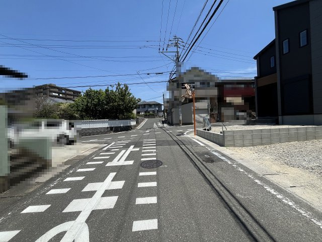 【その他】 | 春日市白水ヶ丘2丁目5期　2号棟（全2棟）【仲介手数料無料・0円】 | 現地写真。前面道路です。
