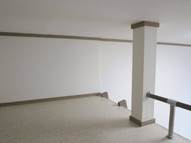 メゾン南の居間・リビング|使い方はあなた次第♪2帖のロフトです。