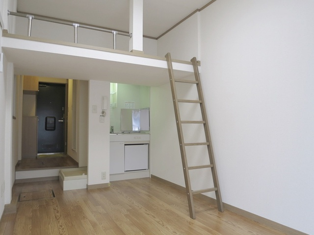 メゾン南の居間・リビング|窓側から見た居室です。