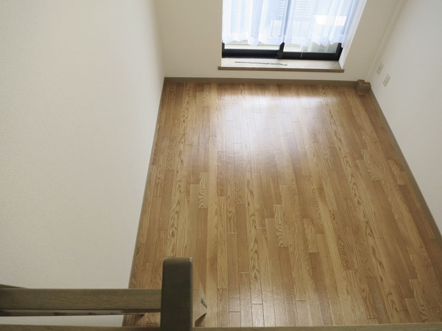 メゾン南の居間・リビング|ロフトスペースから見た居室です♪