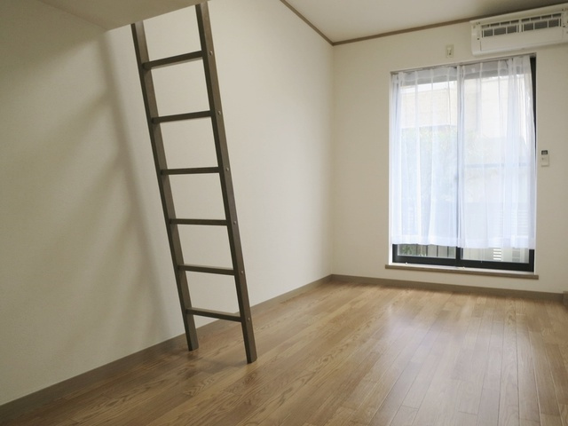 メゾン南の居間・リビング|洋室は7.5帖♪明るく静かな居室です。