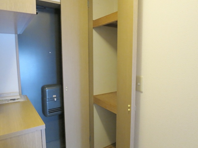 メゾン南の内装|玄関に仕切り付きの収納があります。