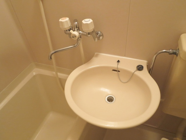 メゾン南の洗面所|洗面台付きです。