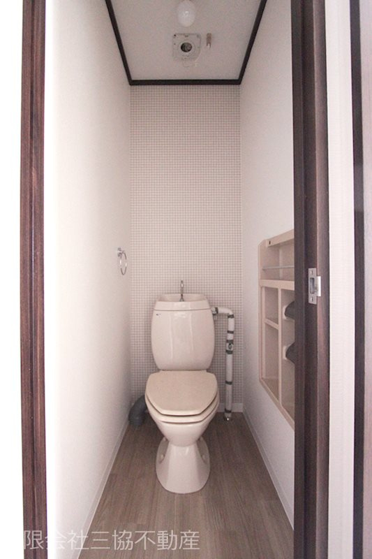 フレグランスBのトイレ|バス・トイレ別タイプ　収納棚付き