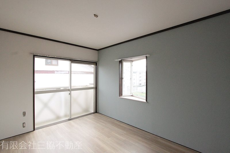 フレグランスBの居間・リビング|西側洋室6帖　二面採光＋収納付きのお部屋です