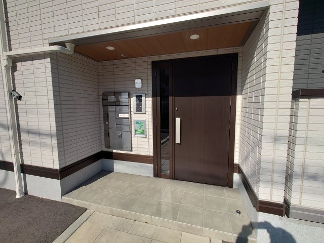 D-ROOM茜部中島　A棟のエントランス