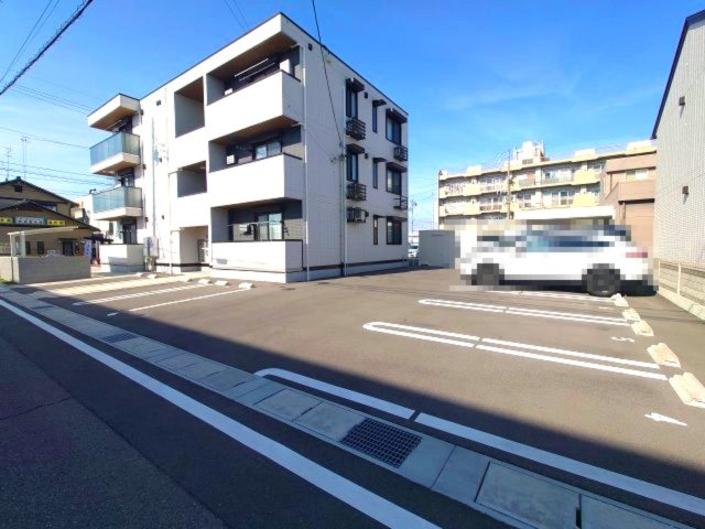 D-ROOM茜部中島　A棟の駐車場