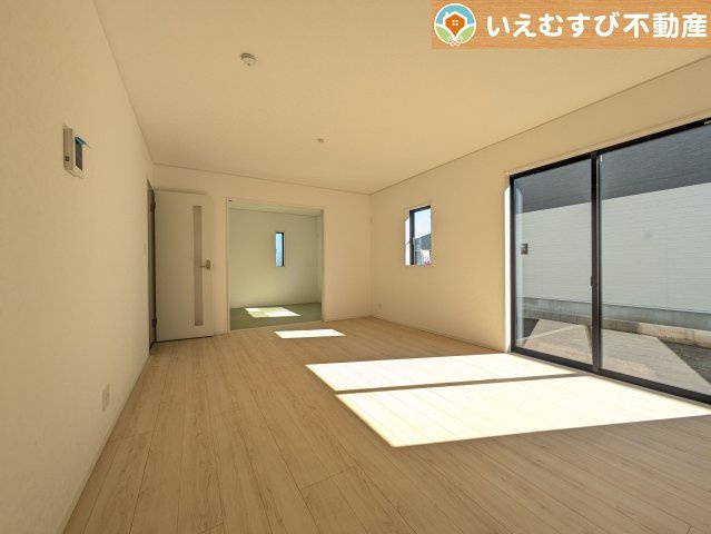 Cradle garden　上里町黛第1の居間・リビング|開放感と家族との距離感にこだわったＬＤＫ
採光たっぷりのリビングで休日には家族みんなでくつろげそうですね♪