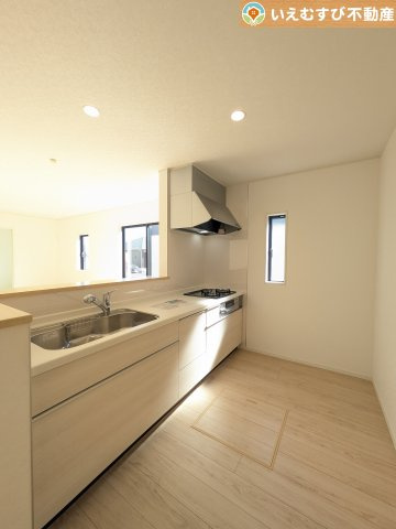 Cradle garden　上里町黛第1のキッチン|対面キッチンでリビングを見渡せる
お子様の遊んでいる様子や宿題をしている様子など見守りながらお料理が作れますね♪