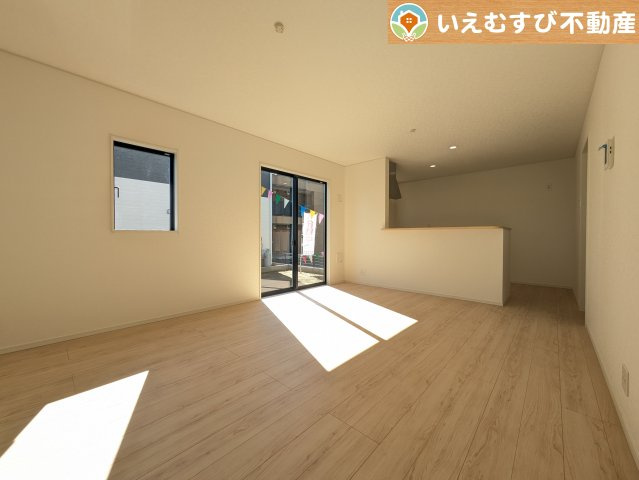 Cradle garden　上里町黛第1の居間・リビング|ナチュラルな色合いで落ち着いた印象のリビングダイニング
ぬくもりのあるナチュラルな空間。グリーンを飾っても相性が良さそうですね♪