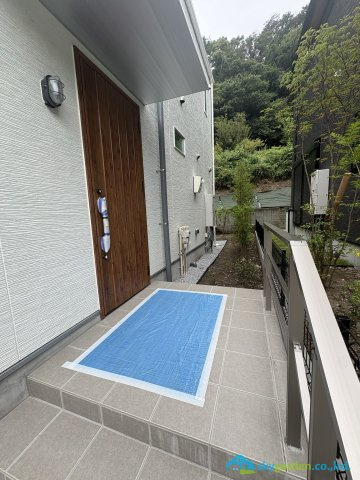鎌倉市大町三丁目　新築戸建　全2邸1号棟の玄関