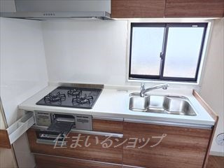 エモーション　Ｂ棟のキッチン|３口コンロ付きシステムキッチン新品