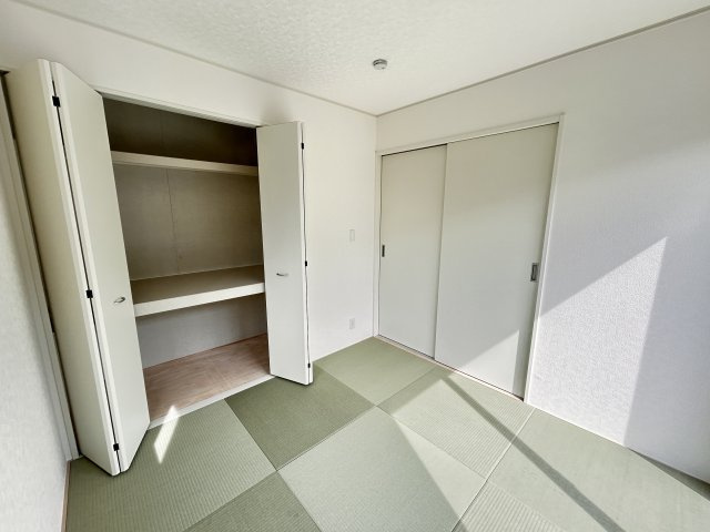 【Cradle garden】小山市東間々田 第7期の和室|〇4号棟・4.5帖和室〇
和室の仕切りを開放すればLDKと合わせて広々スペースに早変わり！和のテイストをプラスした癒しの空間になります。
※2026年4月