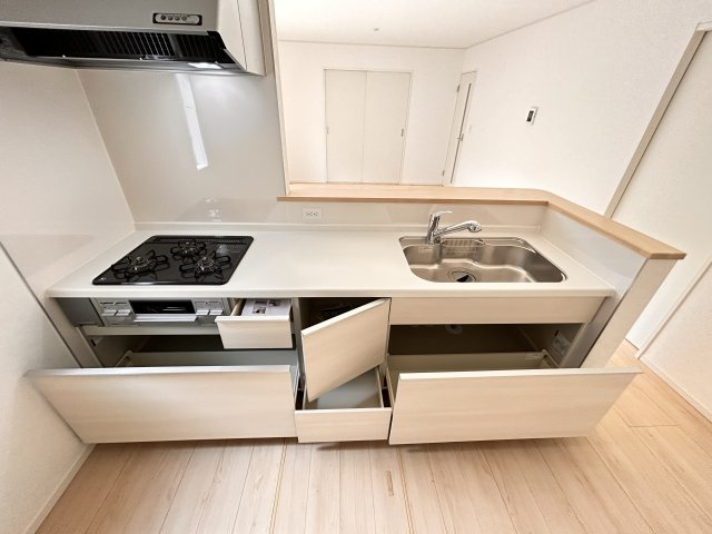 【Cradle garden】小山市東間々田 第7期のキッチン|〇4号棟〇
収納力たっぷりのシステムキッチン。増えがちな調理器具やカトラリー、かさ張るタッパーやお弁当箱など、なんでも収納可能です！
※2026年4月