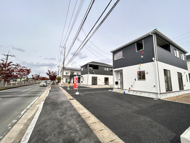 【Cradle garden】小山市東間々田 第7期の前面道路含む現地写真|〇4号棟〇
前面道路が12ｍあることで、陽当たり・風通しも良好☆
見通しも良いので車庫入れが苦手でもスムーズに行えます。
※2026年4月撮影