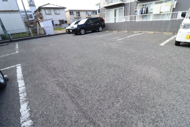 フローレスかおりA/B　B棟の駐車場