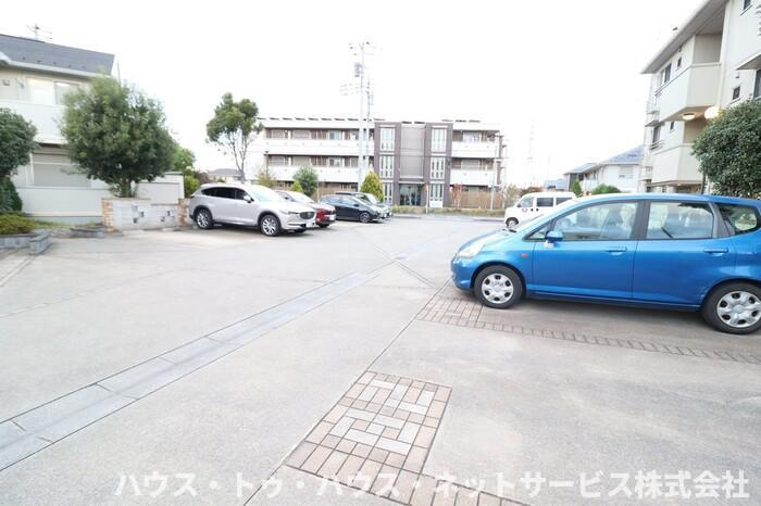 シティ　オブ　フレグランス　Ⅱの駐車場