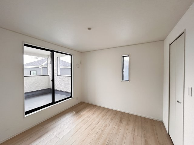 【Cradle garden】小山市東間々田 第7期の洋室|〇5号棟・2階6.1帖洋室〇
静かな2階にある洋室は、プライベート感たっぷり♪
勉強や趣味、仕事に集中できるちょうどいい広さで、自分だけの時間を大切にできます。
※2026年4月撮影