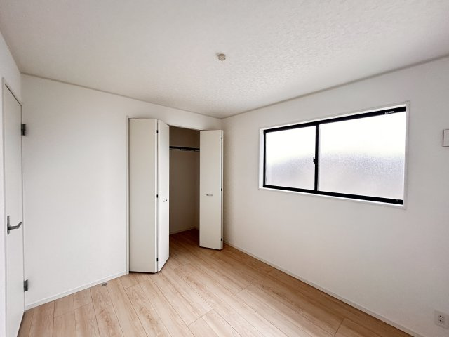 【Cradle garden】小山市東間々田 第7期の収納|〇5号棟・2階5.2帖洋室〇
全居室便利な収納付き☆しっかり収納して、すっきりとお部屋を使えます。暮らしにちょうどいい収納力です！
※2026年4月撮影