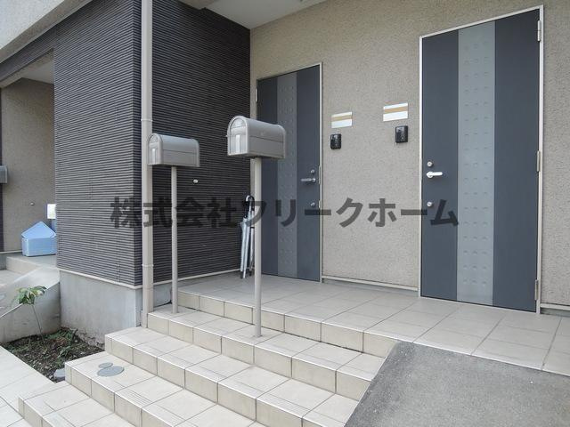 三鷹市下連雀５丁目のアパートのエントランス