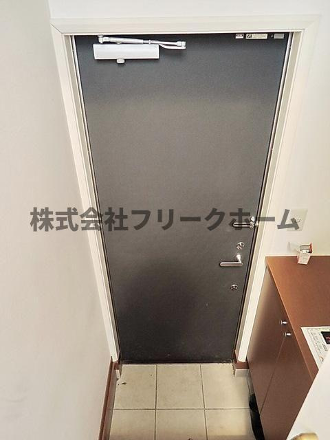 三鷹市下連雀５丁目のアパートの玄関