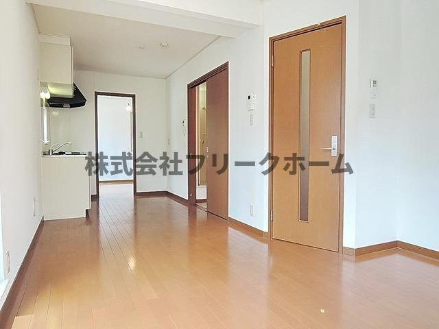 三鷹市下連雀５丁目のアパートの居間・リビング