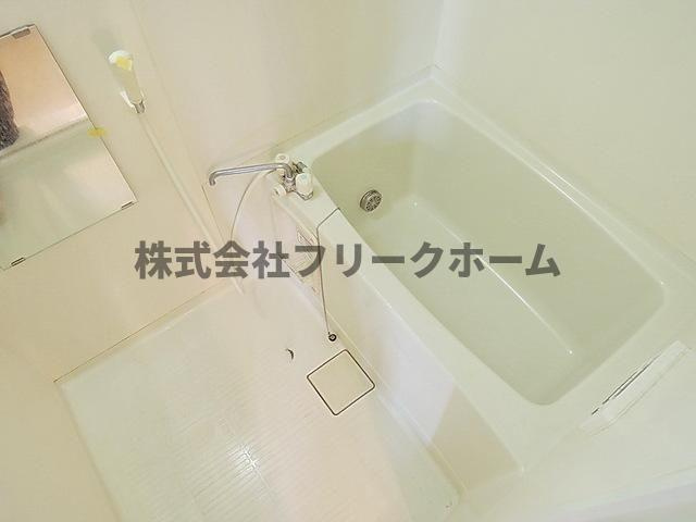 三鷹市下連雀５丁目のアパートの浴室