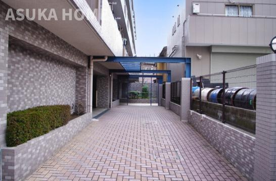 綱島東公園パークホームズのその他共用部分|エントランス口は屋根がない明るい作り、防犯対策もしっかりしています。