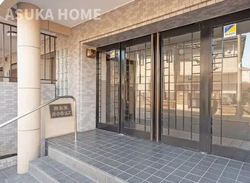 綱島東公園パーク・ホームズのエントランス|マンションエントランスはガラス使用なので明るく解放感がありますね。