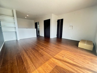 【居間・リビング】 | 東広島市八本松飯田6丁目（全2区画）1号棟　 | 17.7帖のLDK全体をキッチン側から見渡すカット。リビングとダイニングが一体となった広々とした空間です。左手の扉は廊下へ、右手の階段口は2階へと繋がり、家族が自然と顔を合わせる動線です。