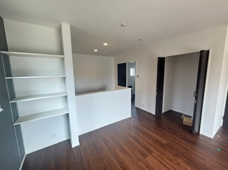 【居間・リビング】 | 東広島市八本松飯田6丁目（全2区画）1号棟　 | キッチン横にはパントリーとしても利用できる収納スペースを確保。さらにリビング内には可動棚付きのシェルフを設けており、生活感の出やすい小物や書類も整理しやすく、居住空間を広く保てます。