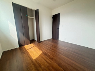 【洋室】 | 東広島市八本松飯田6丁目（全2区画）1号棟　 | 2面採光を確保した明るい洋室。クローゼットが設置されており、衣類や私物を整理して収納できます。フローリング仕上げで掃除がしやすく、寝室や子供部屋など多目的に活用できるお部屋です。