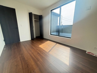 【洋室】 | 東広島市八本松飯田6丁目（全2区画）1号棟　 | 全居室に収納を完備。ダークブラウンの建具が空間を引き締め、落ち着いた寝室空間を構成します。各室に窓を配置し、採光と通風に配慮。ライフスタイルに合わせて子供部屋や書斎など柔軟に使用可能です。