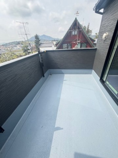 【バルコニー】 | 東広島市八本松飯田6丁目（全2区画）1号棟　 | 2階に配された広々としたルーフバルコニー。高い壁で囲まれているため、周囲の視線を気にせずプライベートな屋外空間を楽しめます。洗濯物干しはもちろん、椅子を置いてリラックススペースとしても活用できます。