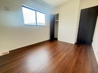 【洋室】 | 東広島市八本松飯田6丁目（全2区画）1号棟　 | 2階北西側の洋室5.5帖です。2面採光を確保した明るい室内には、クローゼットと上部の棚を完備。独立性が高く、落ち着いて過ごせる空間のため、寝室やワークスペース、子供部屋など用途に合わせて活用可能です。