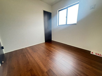 【洋室】 | 東広島市八本松飯田6丁目（全2区画）1号棟　 | 2階北東側に位置する4.5帖の洋室です。コンパクトながら2面に窓を配しており、安定した採光と通風を確保しています。クローゼットを備えているため、個室としての機能も十分。子供部屋や書斎に好適な設計です。