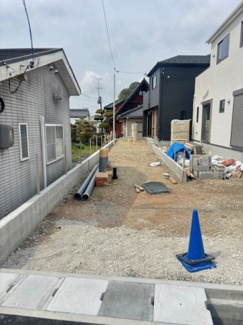 【外観】 | 東広島市八本松飯田6丁目（全2区画）1号棟　 | 奥行きのある敷地形状を活かし、建物前面にゆとりを持たせています。隣地との間隔も確保されており、圧迫感の少ない配置です。カースペースや駐輪場所など、用途に合わせた外構計画が可能です。